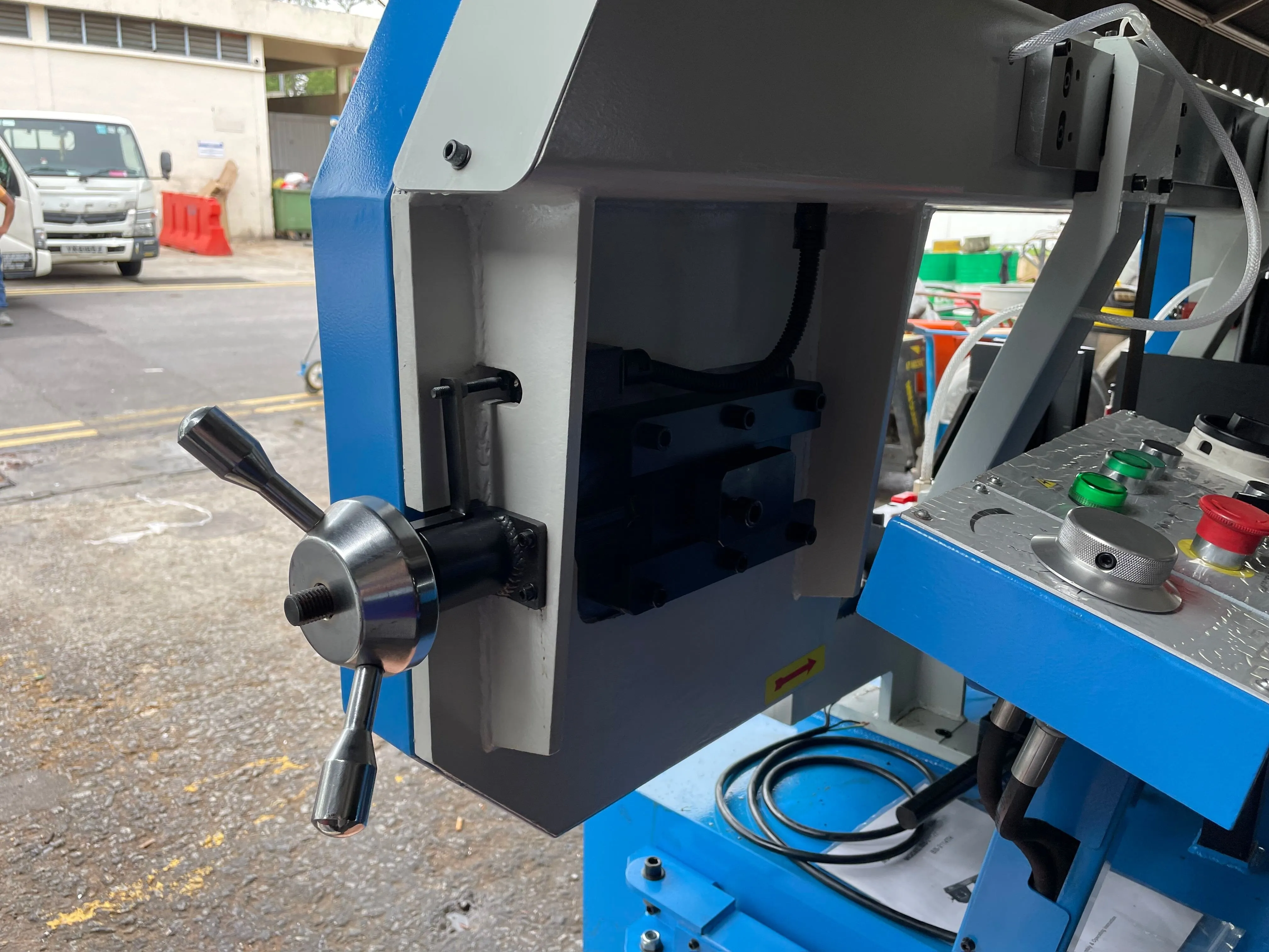 Aiko 16 415V. 50Hz Automatic Metal Cutting Bandsaw Machine | Model : BSM-BS2114TH