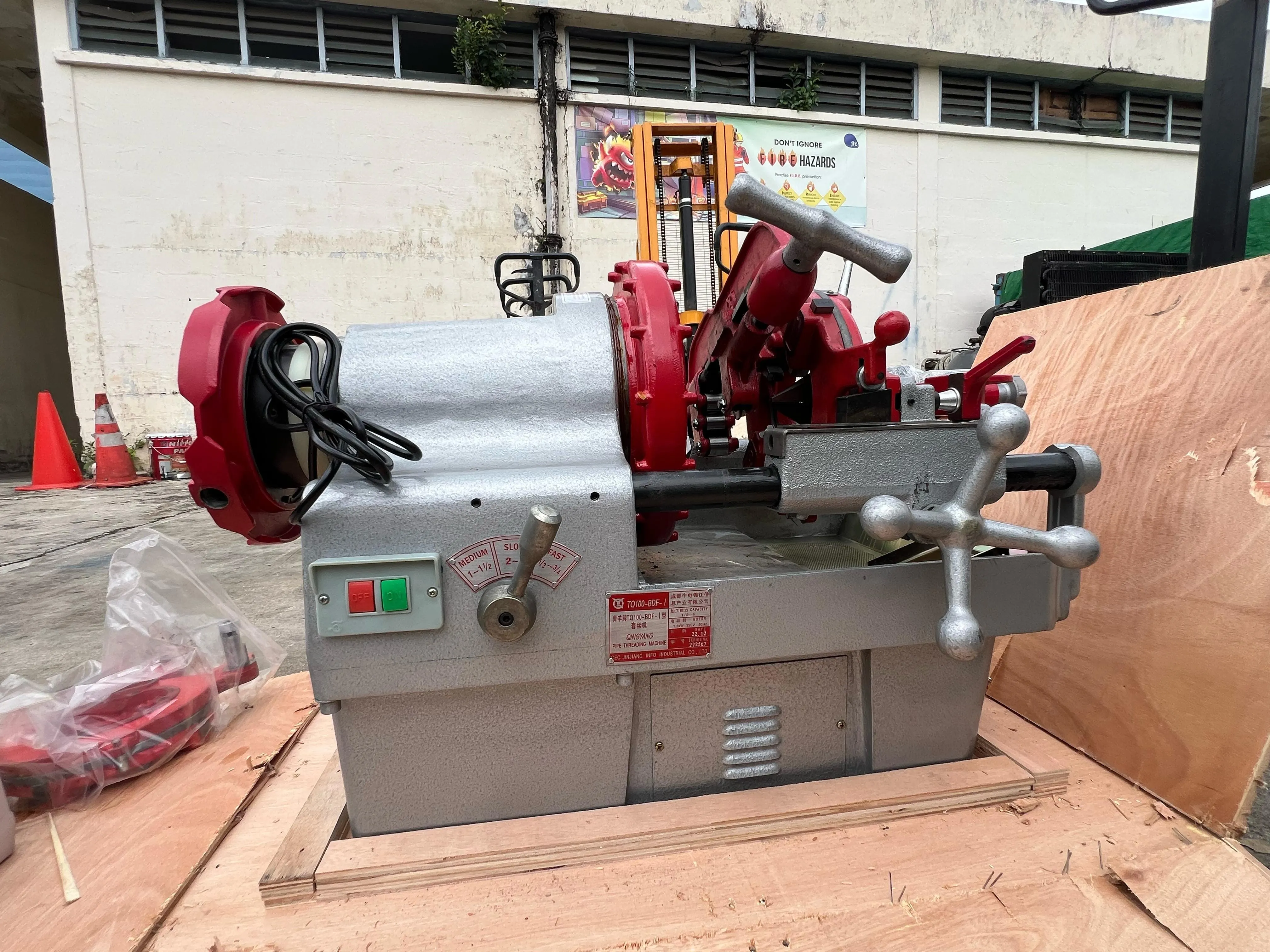 Aiko 220V Threading Machine 1/2-4 1500W | Model : TM-QY-TQ100-BDF