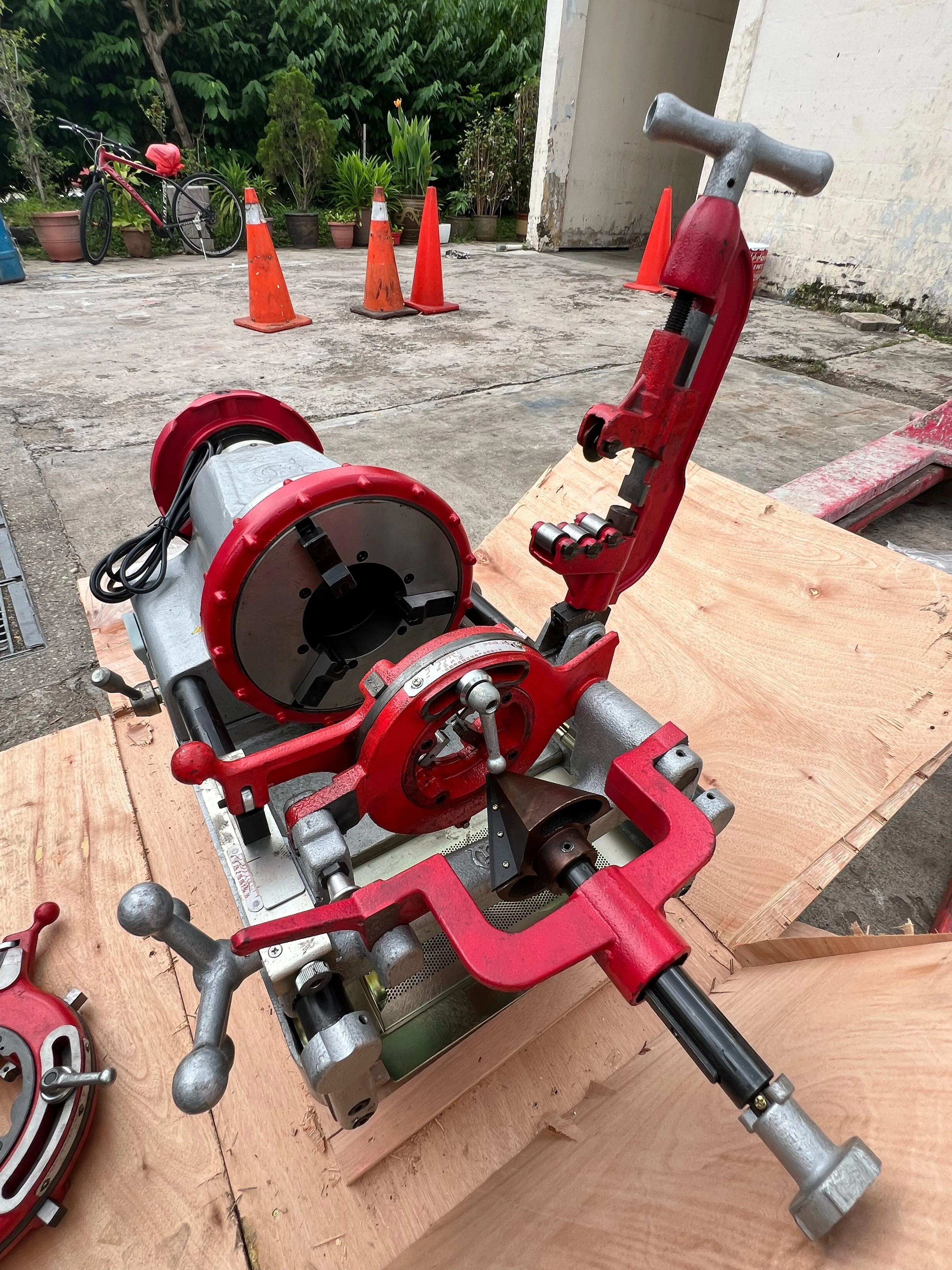 Aiko 220V Threading Machine 1/2-4 1500W | Model : TM-QY-TQ100-BDF