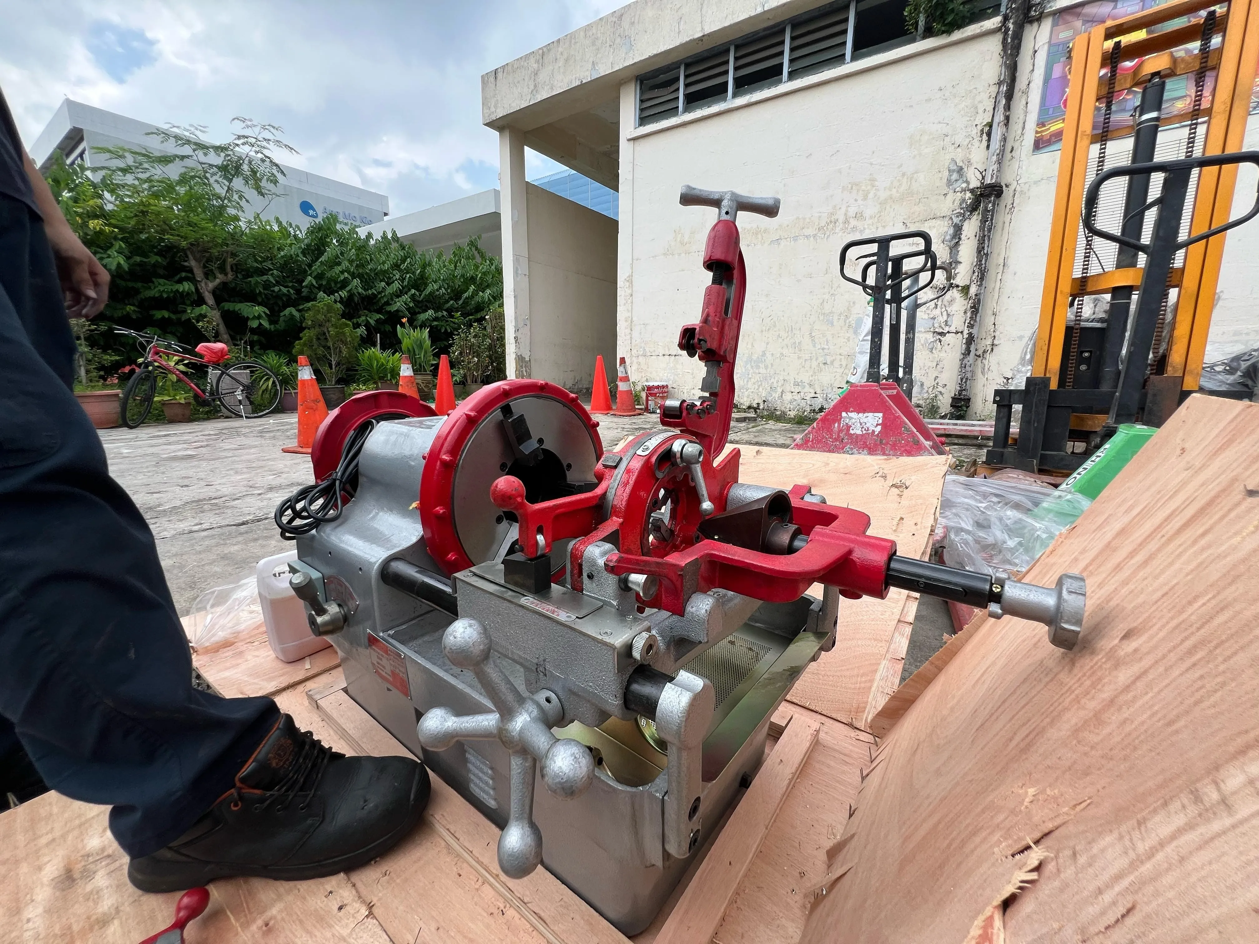 Aiko 220V Threading Machine 1/2-4 1500W | Model : TM-QY-TQ100-BDF