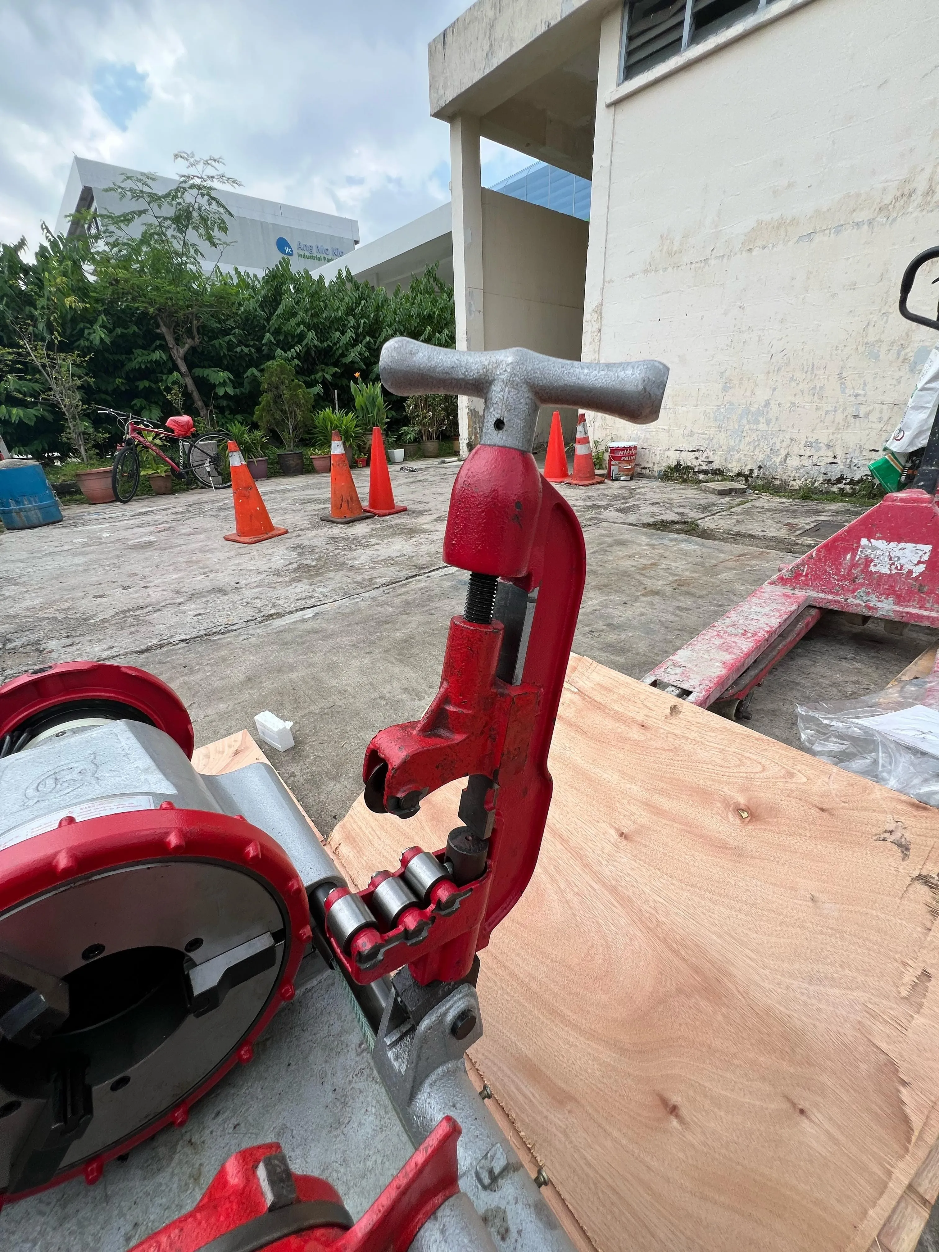 Aiko 220V Threading Machine 1/2-4 1500W | Model : TM-QY-TQ100-BDF