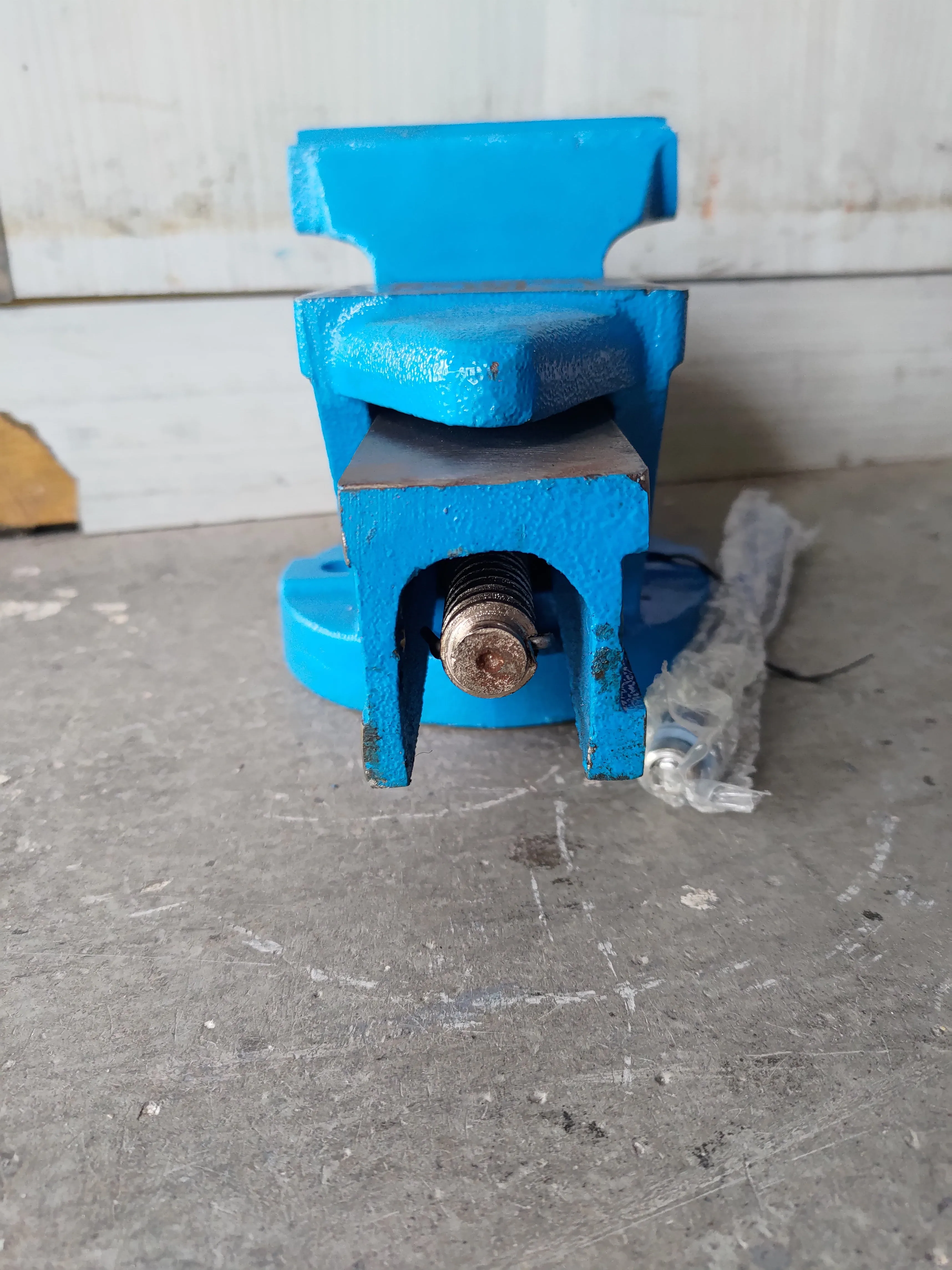 AIKO Bench Vice Fixed Base 125mm With Scale | Model: VISE-GS100-05