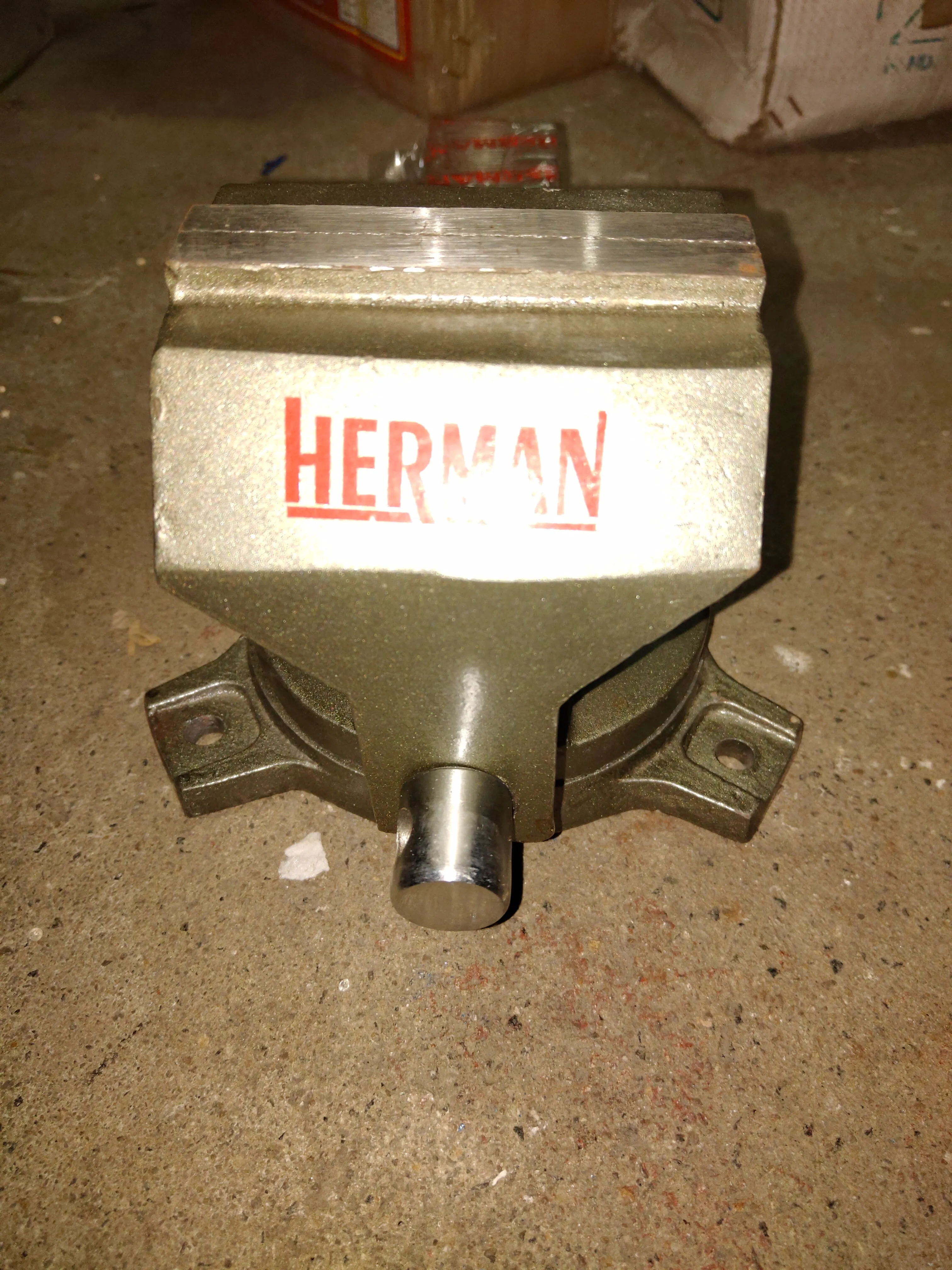 AIKO Bench Vise L/Duty Swivel SGI | Model: VISE-HGN-08100