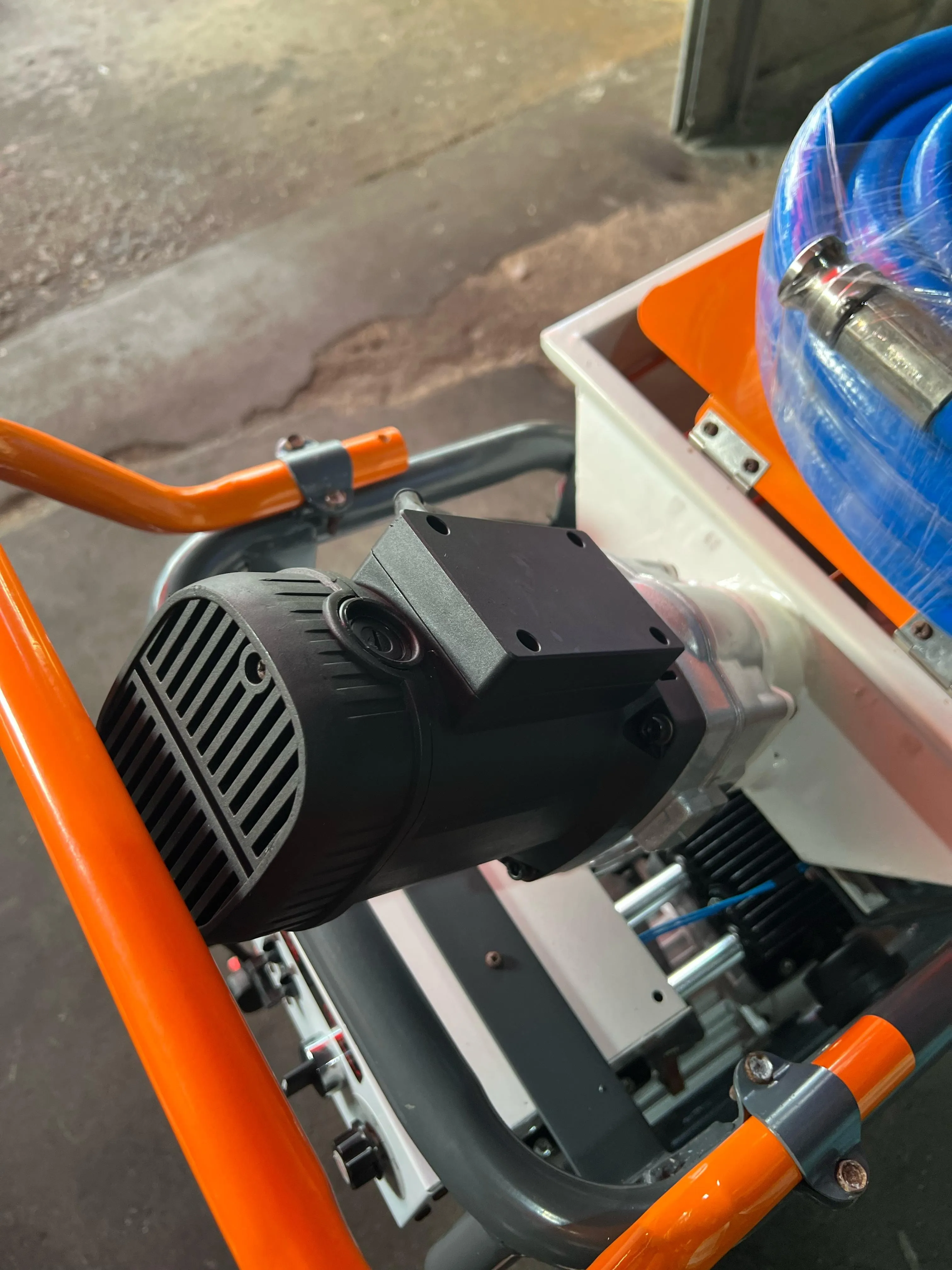 Aiko Cement Sprayer Machine 40L 220V 50HZ 2800W 1500W With Air Compressor | Model : CS-SPA-D10