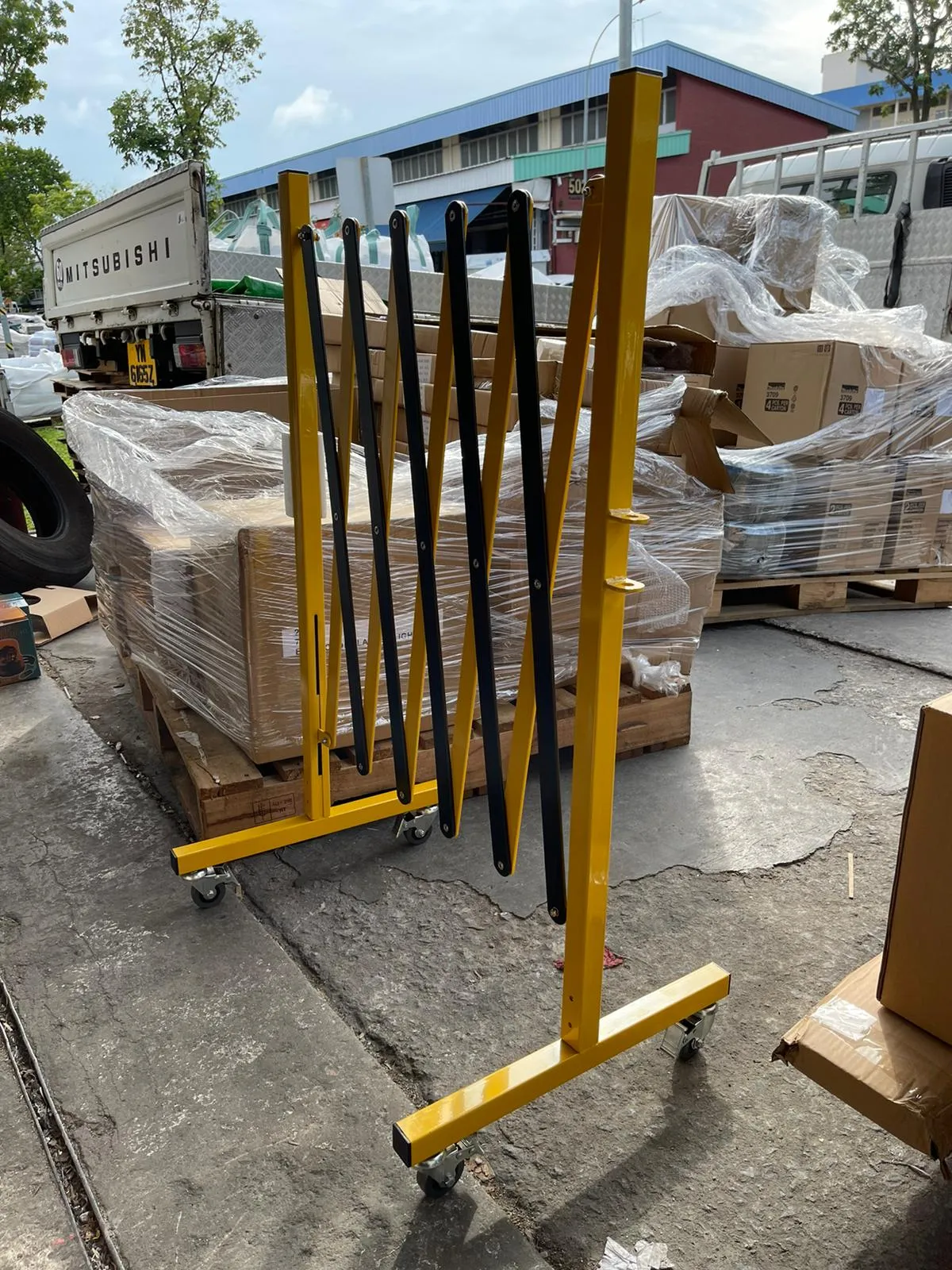 Aiko Expanding Gate 22Cm-2.5M High 95Cm Yellow/Black (With Wheel) #7613 | Model : GATE-7613-W