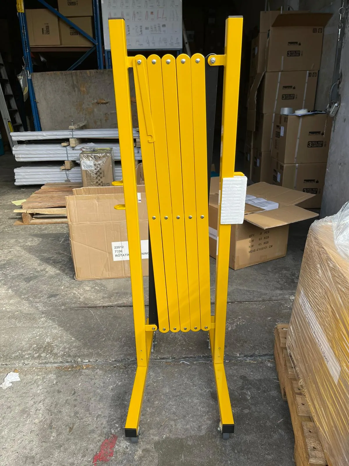 Aiko Expanding Gate 22Cm-2.5M High 95Cm Yellow/Black (With Wheel) #7613 | Model : GATE-7613-W