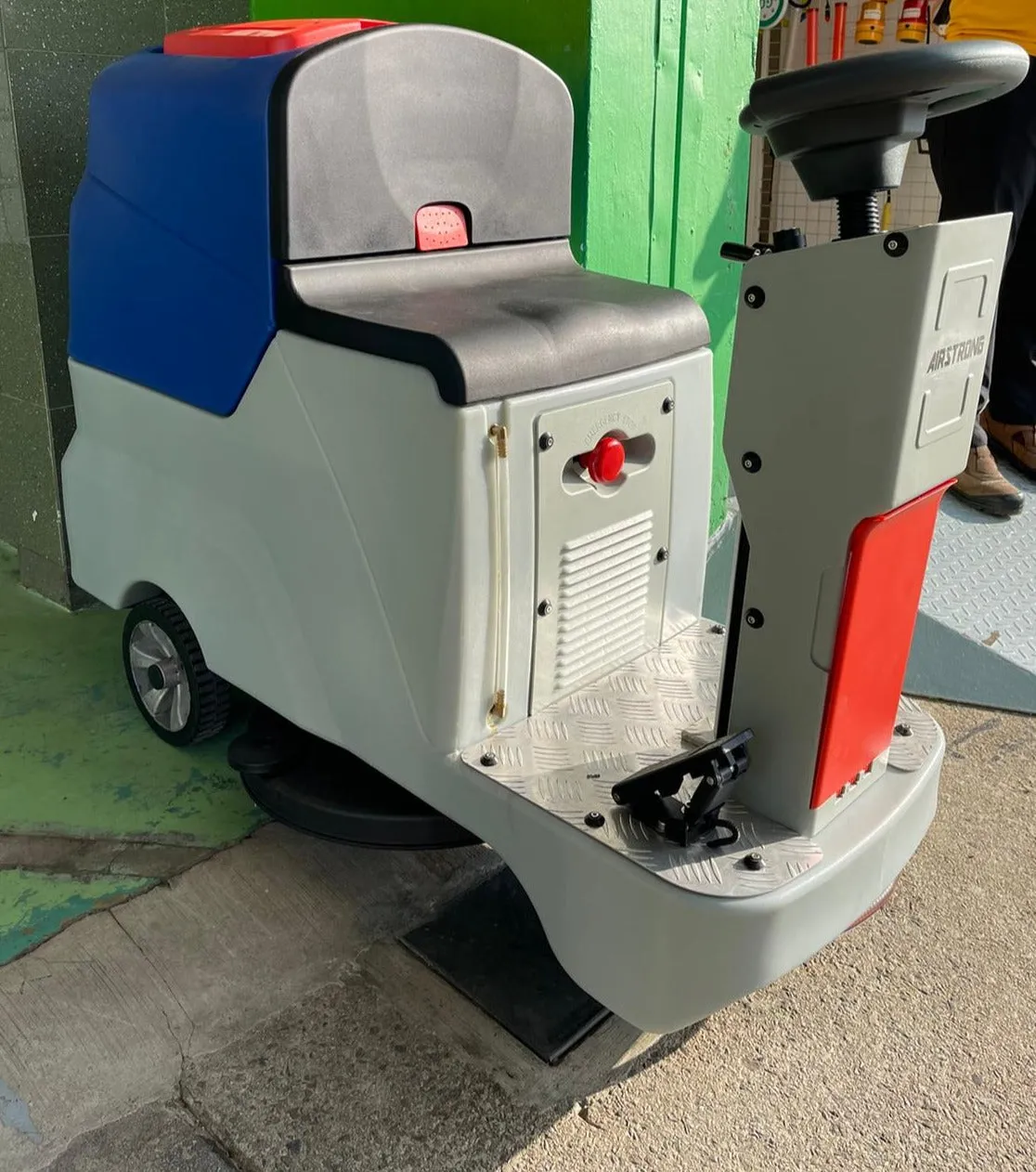 Airstrong 20 Single Brush Ride on Floor Scrubber / Drier Machine | Model : HT55B