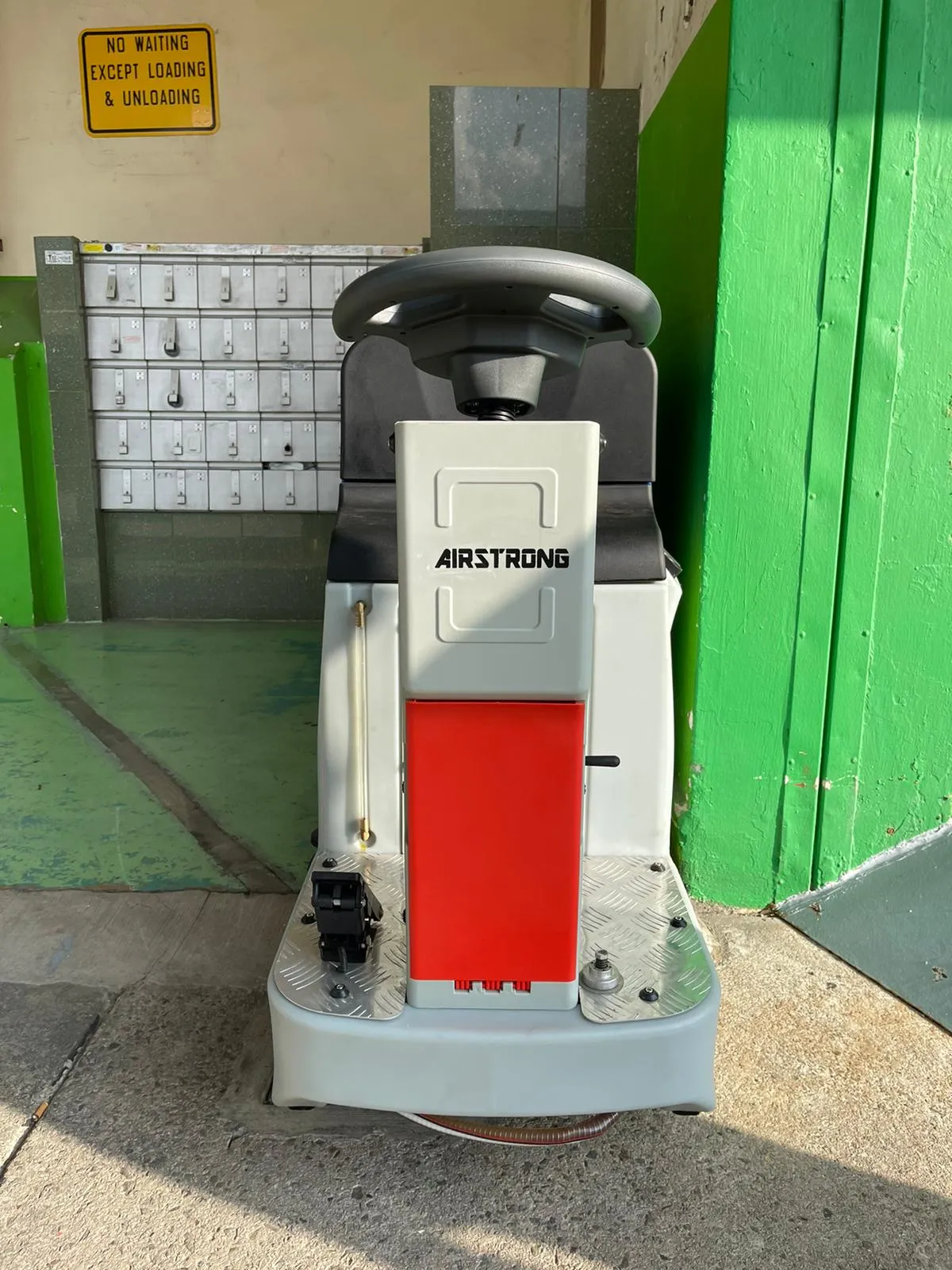 Airstrong 20 Single Brush Ride on Floor Scrubber / Drier Machine | Model : HT55B