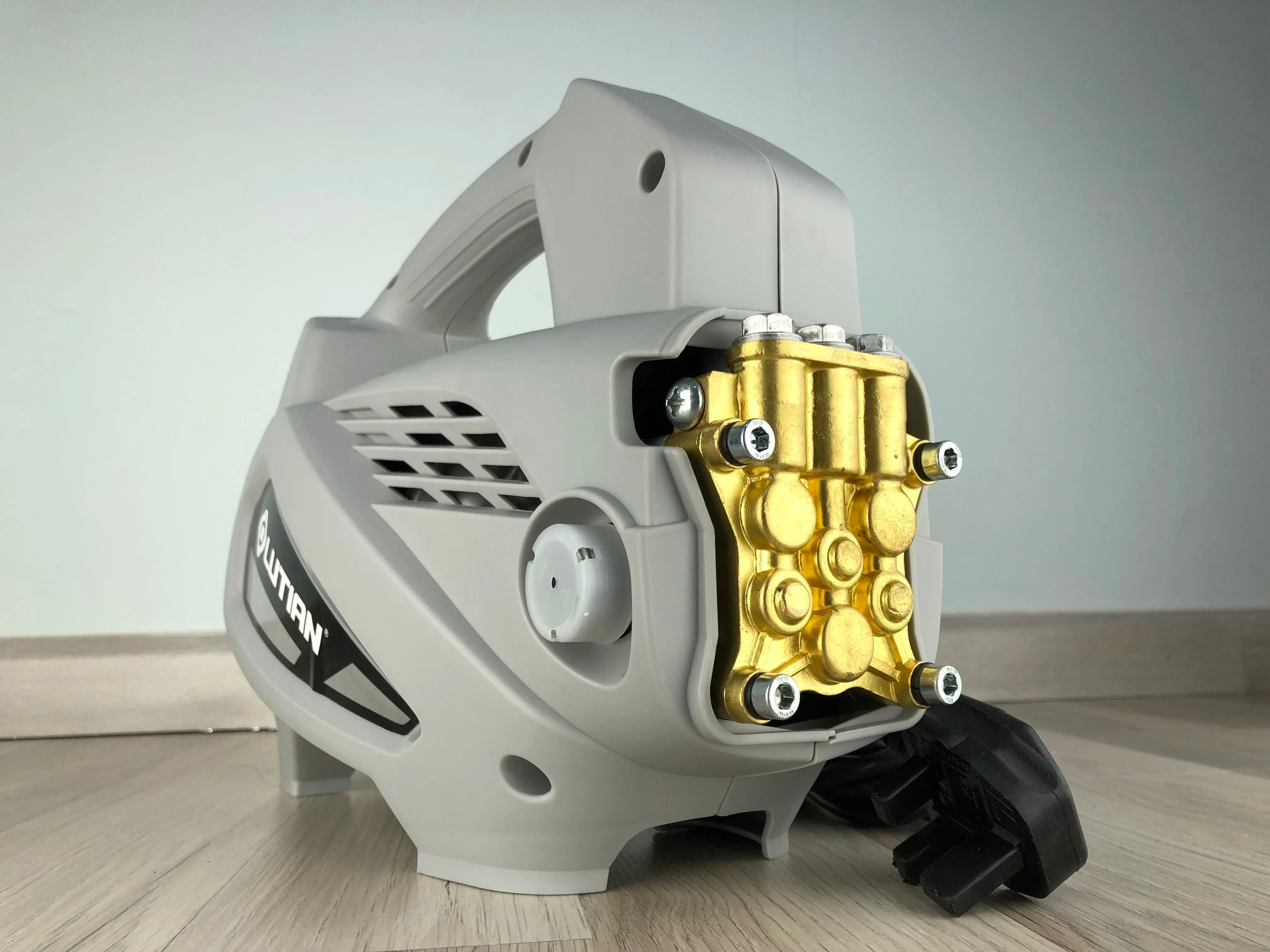 Lutian 120 Bar Portable Household High Pressure Cleaner Car Washing Machine Come with 8m hose | Model : LT-210G-1900